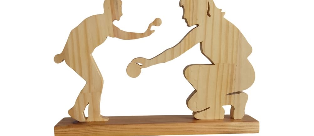 Un homme et une femme pratiquant le pétanque