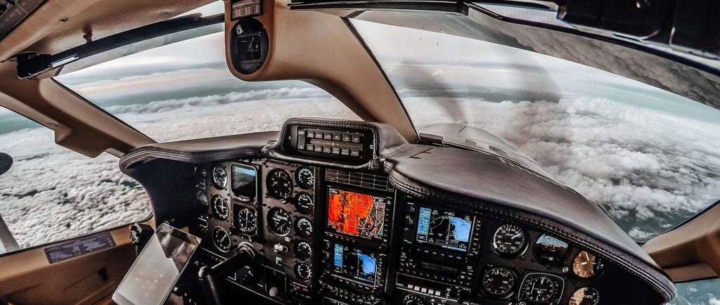 Una cabina de avion en vuelo sobre nubes volando en piloto automatico 