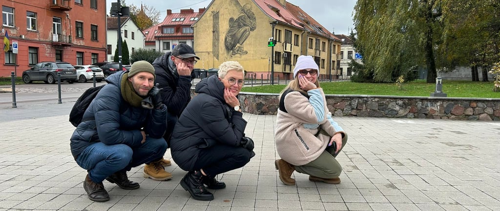 kolektyvas dalyvauja teambuilding orientaciniame žaidime Kaune