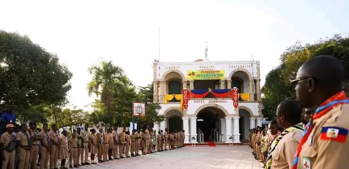 Photo des scouts à l'hotel Communal de Jacmel