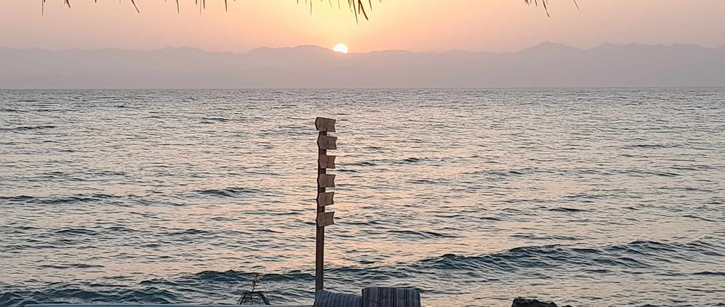 Amanecer sobre el Mar Rojo en el campamento de playa Bedouin Star en Ras Shitan, Egipto.
