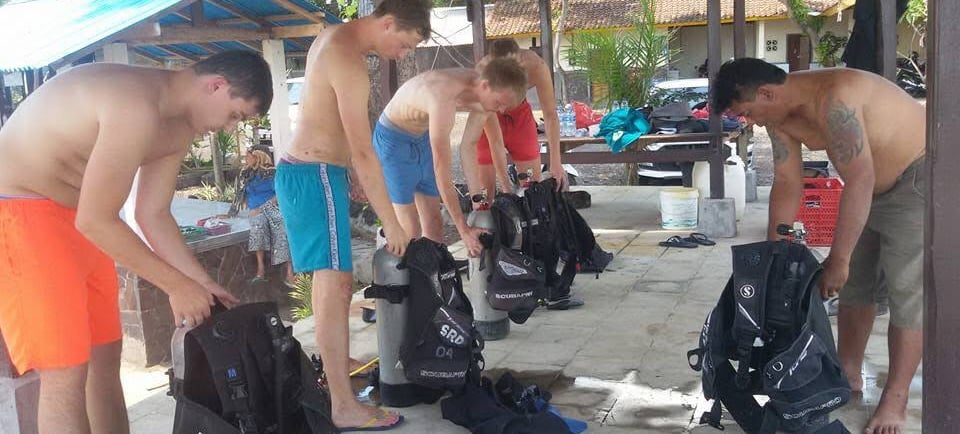 PADI Open Water course student underwater #LearnToDive #SunriseDiveBali