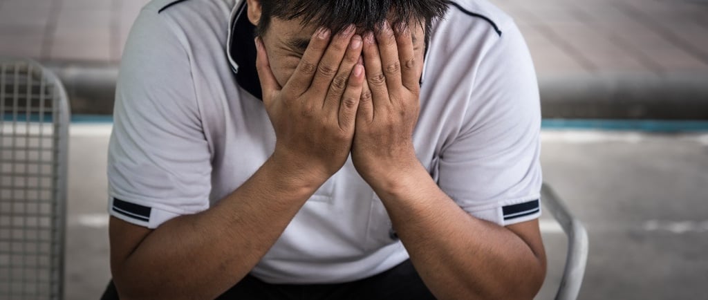 En 2021 en España hubo 4.003 suicidios. El 74,5% de los suicidios fueron de hombres. 