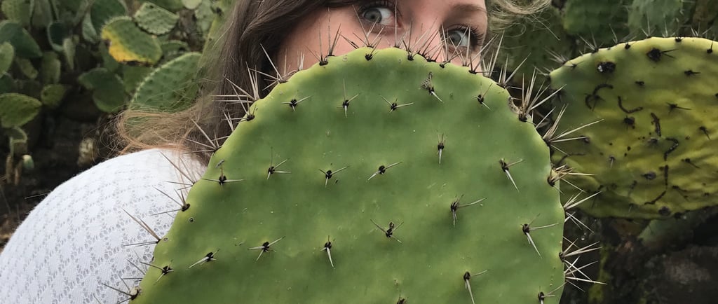Marie Rina Rose derrière un grand Cactus au Mexique 