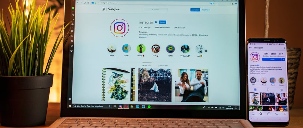 tela-de-laptop-aberta-na-página-do-instagram-com-um-celular-ao-lado