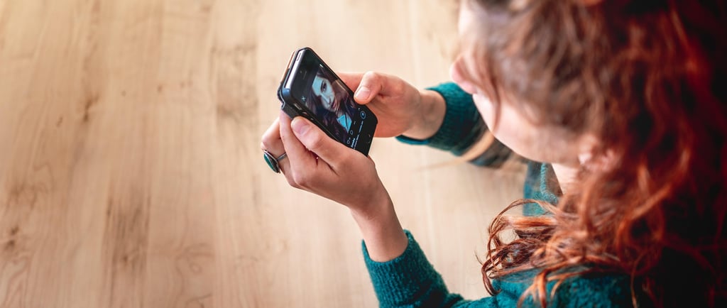 mulher-usando-celular