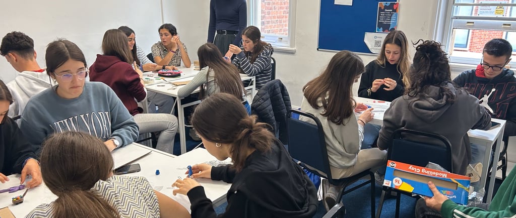 Estudiantes de inglés de Priegoenglish en clase en Cambridge