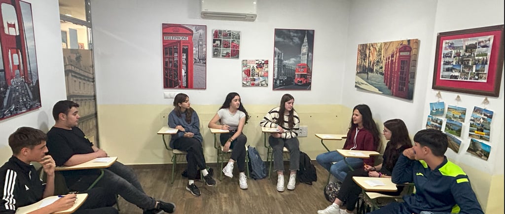 Estudiantes en clase en la Academia de inglés Bath en Priego de Córdoba.