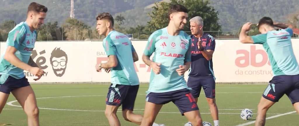 Carrascal participando de treino antes da partida contra Mirassol