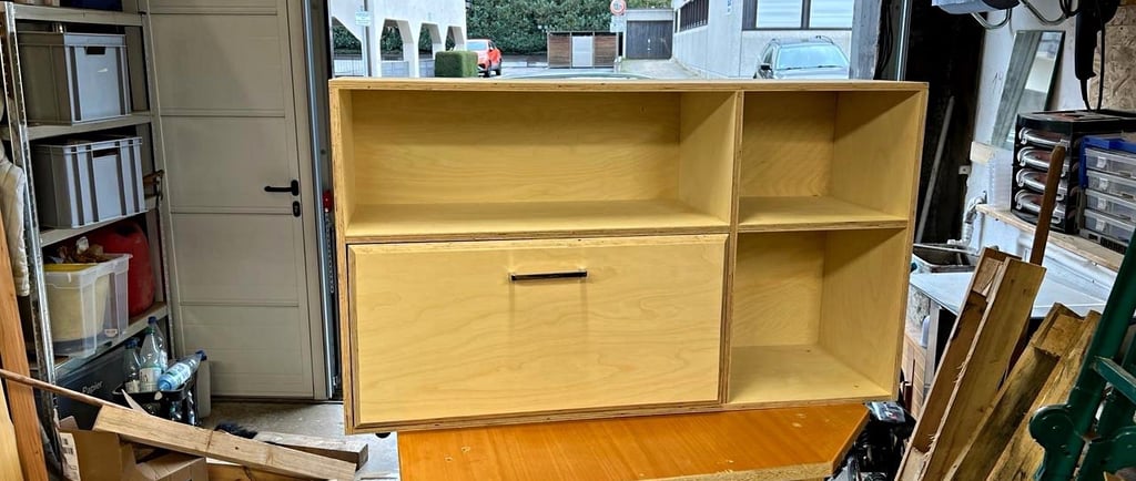Individuelle Kommode aus Multiplex handgefertigt auf einem Tisch in einer Garage