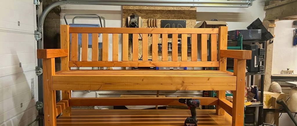 Outdoor Bank handgefertigt aus Douglasien Holz auf einem Tisch in einer Werkstatt