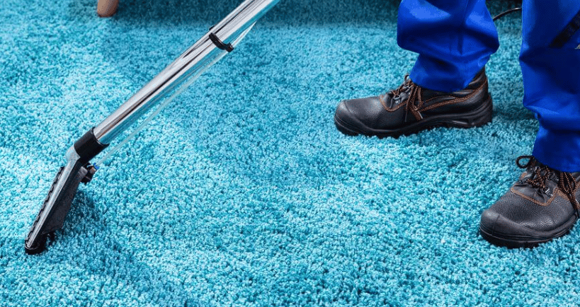 Agent qui nettoie un tapis a rennes