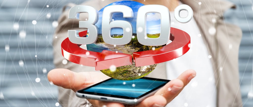 uma pessoa segurando um telefone com um globo ao fundo