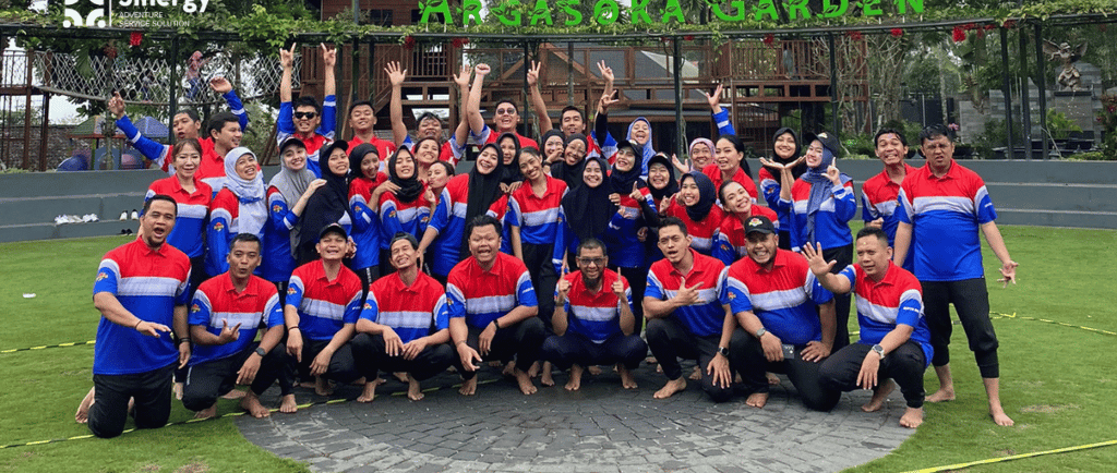 Foto bersama setelah outbound jogja bersama sinergy adventure