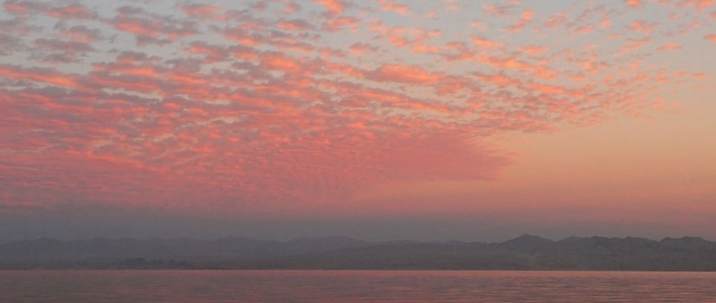 * Vue romantique sur la mer au coucher du soleil depuis la plage en Égypte   Options de restauration