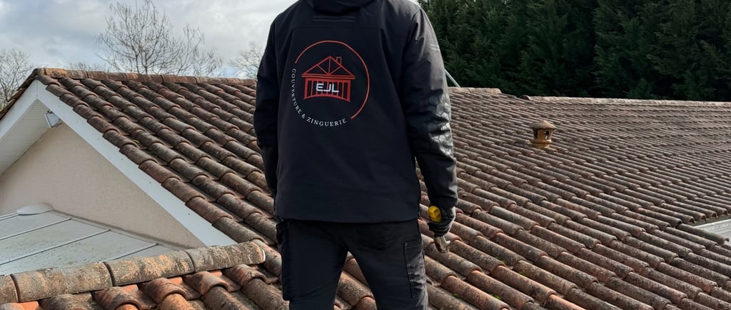 Artisan couvreur EJL Couverture inspectant une toiture en tuiles afin d'évaluer son état avant des t
