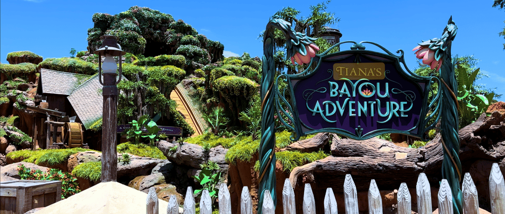 Vista de la atracción Tiana's Bayou Adventure en Magic Kingdom, inspirada en La Princesa y el Sapo