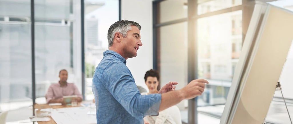 Relator de OTEC dando clases