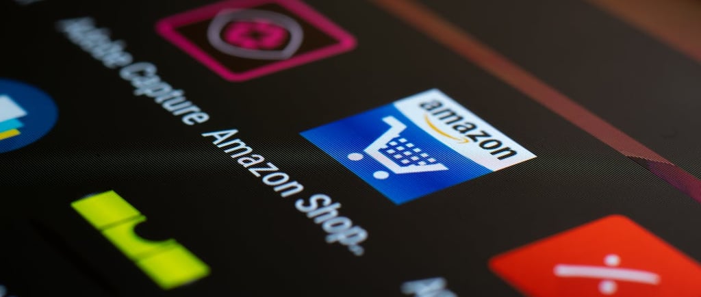 Ejecutivos de Amazon frente a pantallas con gráficos de inteligencia artificial, representando los recortes de 14 000 empleos