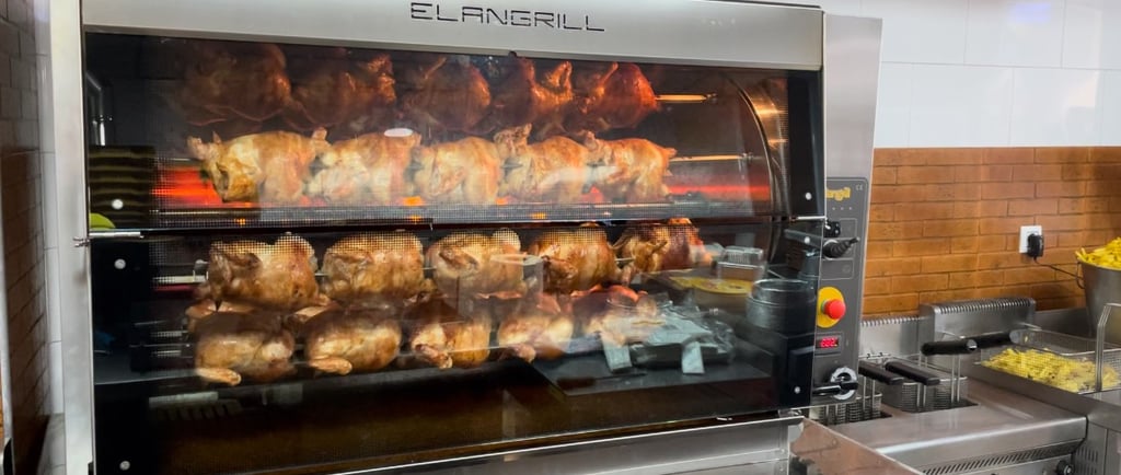 Maquina de pollos asados del palacio del pollo y la pizza en morón de la frontera