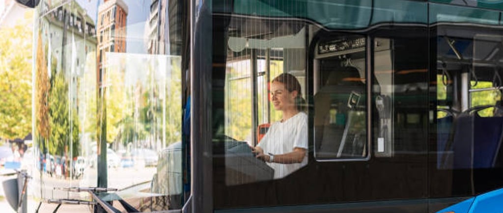 Kvinnlig ung bussförare kör buss