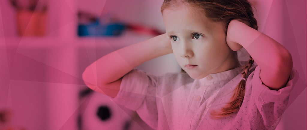 Imagem de fundo rosa com menina com mãos nos ouvidos