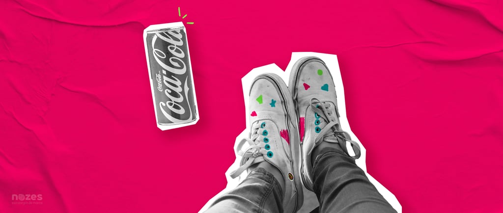 os pés de uma pessoa e desenhos coloridos no tênis e uma lata de refrigerante em um fundo rosa