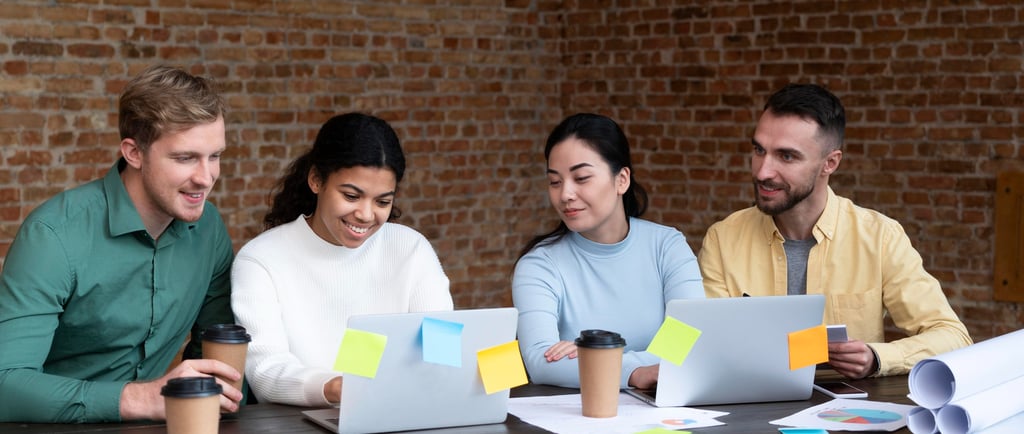 Tim IT berdiskusi menggambarkan budaya komunikasi cepat dalam dunia teknologi.
