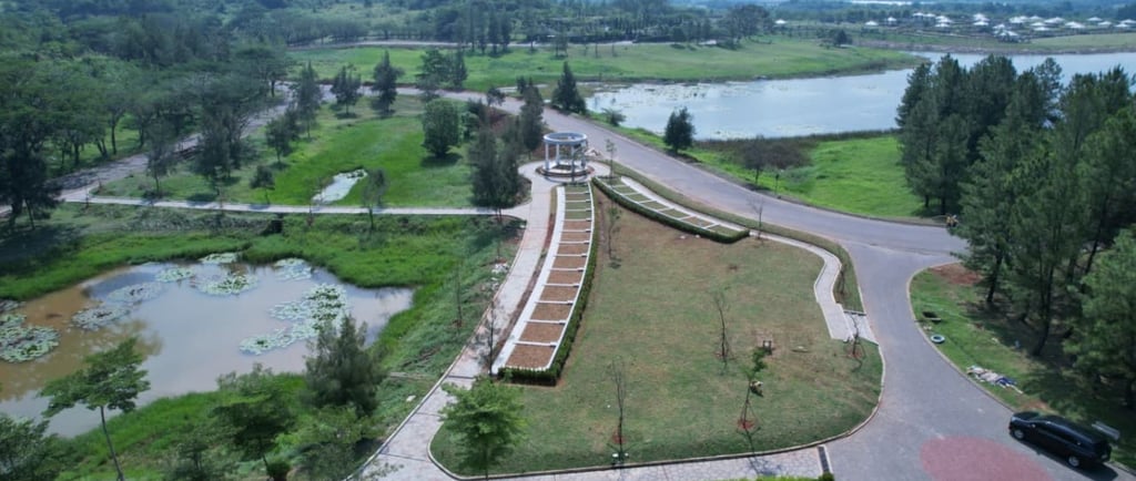 tampak atas makam san diego hills memorial park karawang, dengan ladscape hujau dan indah