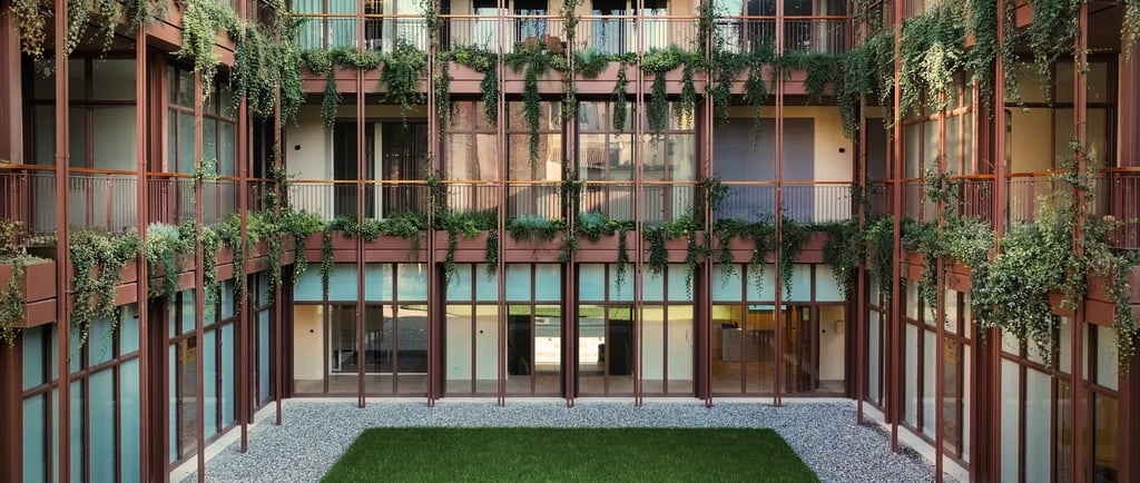 Corte interna di Palazzo CorteVerdi a Cremona: il giardino segreto con verde verticale progettato da AG&P e Stefano Boeri.