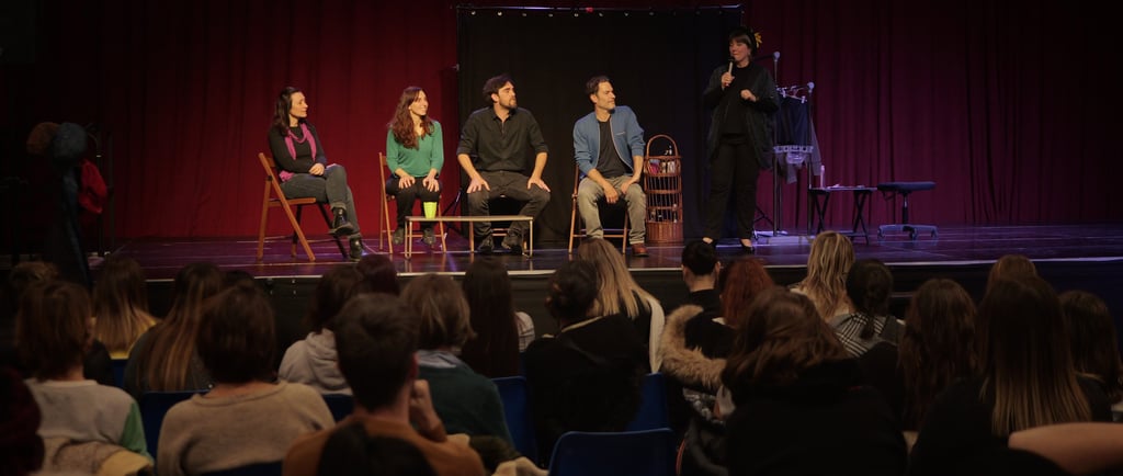 3 femmes et 2 hommes sur scène pour le spectcale théâtre forum "La vie en bleus"