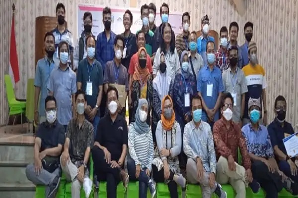 Pengurus AMSI Jatim, tim penguji dan peserta UKW berfoto bersama UKW di Banyuwangi, Jatim, Sabtu (6/11/2021). (Ist)