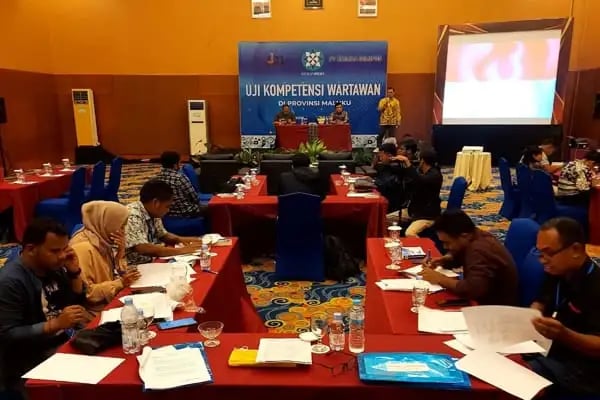 Anggota Dewan Pers, Atmaji Sapto Anggoro (berdiri), dalam UKW di Hotel Natsepa, Maluku Tengah, Jumat (21/7/2023). (Ist)