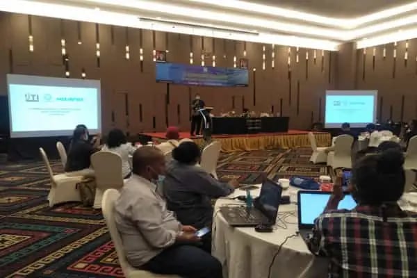 Anggota Dewan Pers M. Agung Dharmajaya berbicara di hadapan peserta UKW di Kupang, Selasa (12/10/2021). (Ist)
