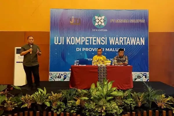 Anggota Dewan Pers, Atmaji Sapto Anggoro (tengah), dalam UKW di Hotel Natsepa, Maluku, Jumat (21/7/2023). (Ist)