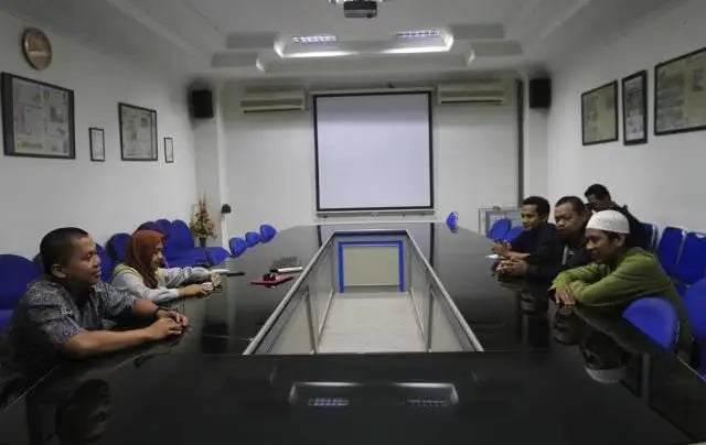 Redaktur Pelaksana Solopos Abu Nadzib (kiri) menemui Hizbut Tahrir Indonesia (HTI) Soloraya, Jumat (25/4/2014). (Dok)