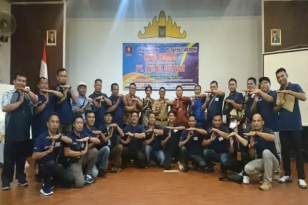 Para peserta UKW Solopos di Kabupaten Tubaba, Lampung berfoto bersama para penguji, Selasa (5/7/2022). (Ist)