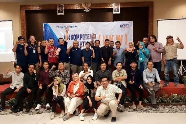 Belasan peserta UKW PT Aksara Solopos berfoto bersama penguji di Red Chilies Hotel, Solo, Selasa (22/3/2023). (Ist)