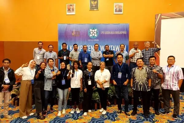 Peserta UKW berfoto bareng Dewan Pers dan penguji dari Solopos dan IJTI di Hotel Natsepa, Maluku, Sabtu (22/7/2023). (Ist)