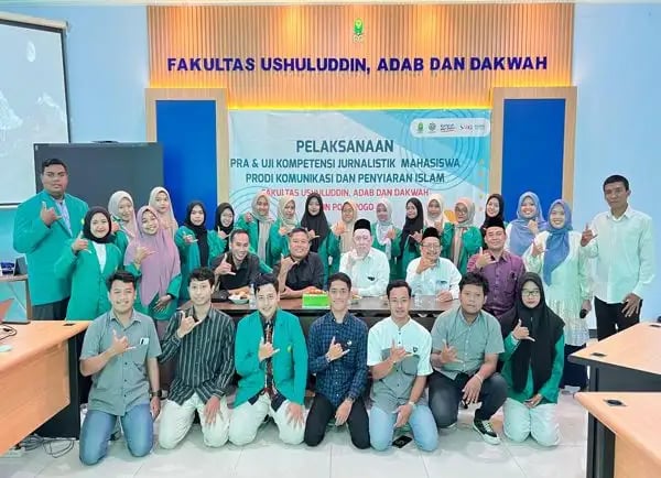 Sebanyak 22 mahasiswa IAIN Ponorogo berfoto bersama Tim Solopos sebelum pelatihan jelang UKJ, Selasa (30/4/2024). (Ist)