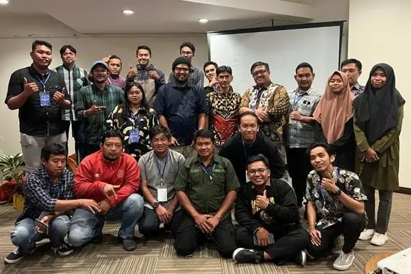 Belasan wartawan di Kalimantan Timur berfoto bersama seusai UKW di Swiss-belhotel Borneo, Samarinda, Jumat (13/5/2023). (Ist)