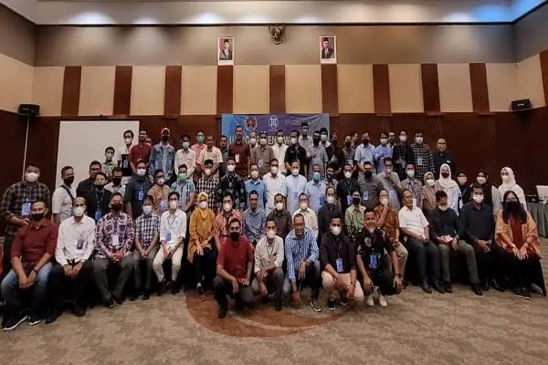 Anggota Dewan Pers, para penguji dan peserta UKW berpose di Hotel Hermes, Banda Aceh, Jumat (13/5/2022) (Ist)