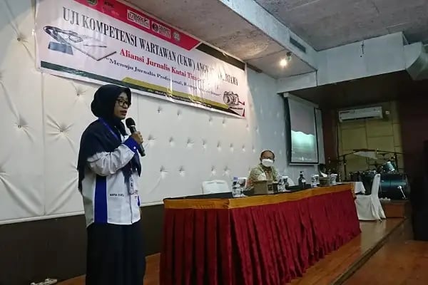 Direktur MZK Martha Saflina dalam acara UKW di Hotel Victoria, Kutai Timur, Kalimantan Timur, Sabtu (13/11/2021). (Ist)