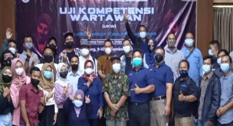 Anggota Dewan Pers, Ahmad Jauhar berpose bareng wartawan di Universitas Gajayana Malang, Jawa Timur, Jumat (10/9/2021). (Ist)
