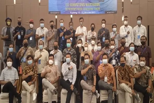 Anggota Dewan Pers, M. Agung Dharmajaya berfoto bersama penguji dan peserta UKW di Kupang, NTT, Rabu (13/10/2021). (Ist)
