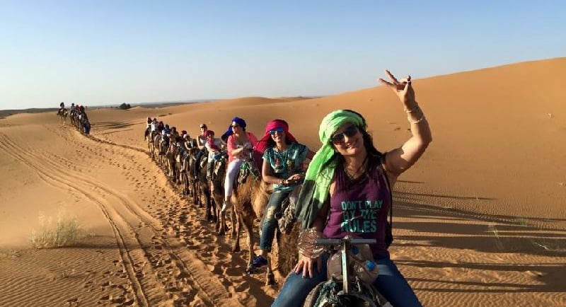 passeio de camelo no deserto do Saara no Marrocos