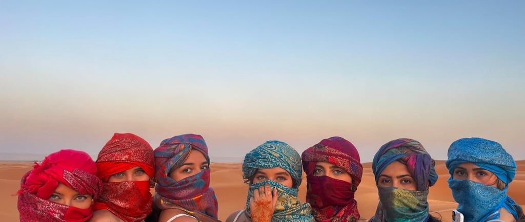 um casal de luxo no deserto do marrocos