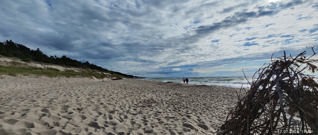 Plaża w Dąbkach prowadząca w kierunku kanału jeziora bukowo