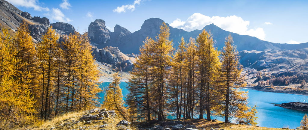 Le lac d'Allos à l'automne avec les tours du lac
