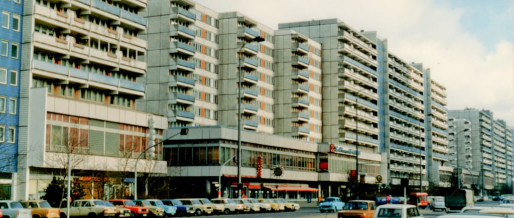 <a href="https://commons.wikimedia.org/wiki/File:East_Berlin_in_1989.jpg">Dave Collier</a>, <a href=